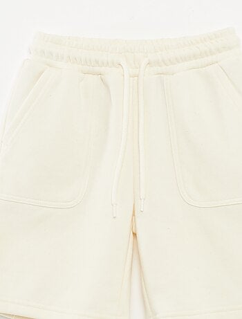 Short à grandes poches