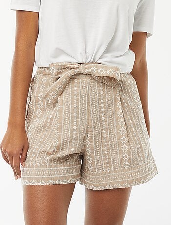 Short avec ceinture et motifs brodés