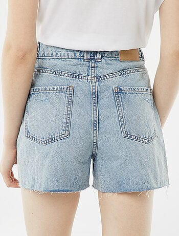 Short court en jean avec abrasions et finitions à cru