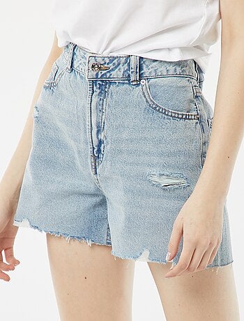 Short court en jean avec abrasions et finitions à cru
