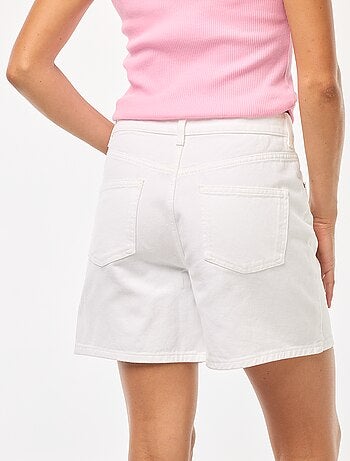 Short en jean avec broderies à fleurs