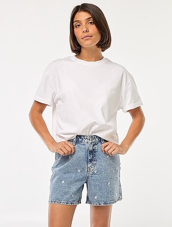 Short en jean avec broderies à fleurs