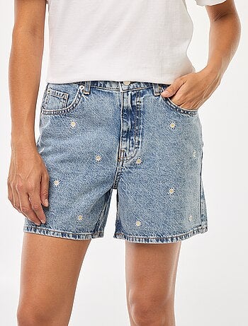 Short en jean avec broderies à fleurs