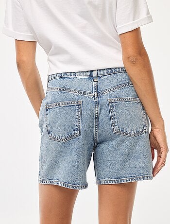 Short en jean avec broderies à fleurs