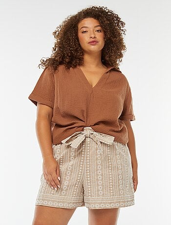 Short large à motifs brodés avec ceinture intégrée