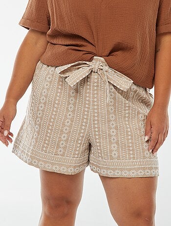 Short large à motifs brodés avec ceinture intégrée