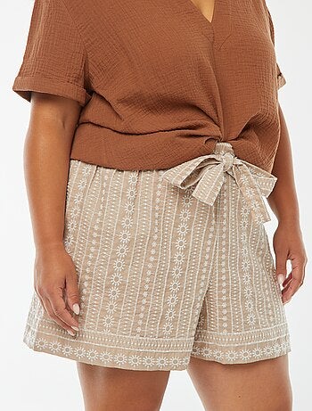 Short large à motifs brodés avec ceinture intégrée