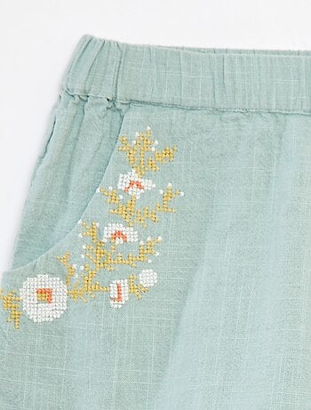 Short léger avec broderies et 2 poches
