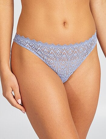 String en dentelle fleurie