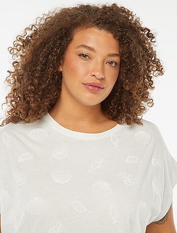 T-shirt à emmanchures courtes et broderies all over
