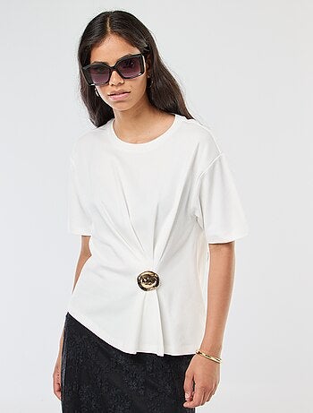 T-shirt à manches courtes avec bijou fantaisie devant effet twisté