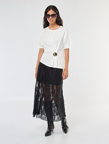 T-shirt à manches courtes avec bijou fantaisie devant effet twisté