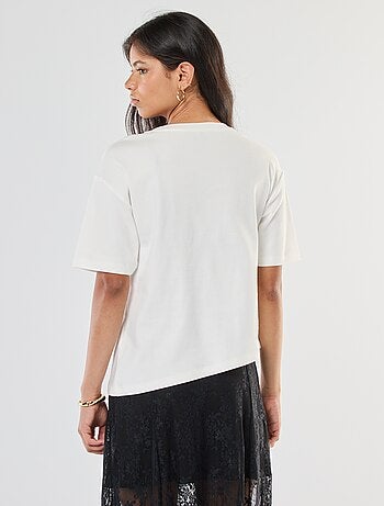 T-shirt à manches courtes avec bijou fantaisie devant effet twisté