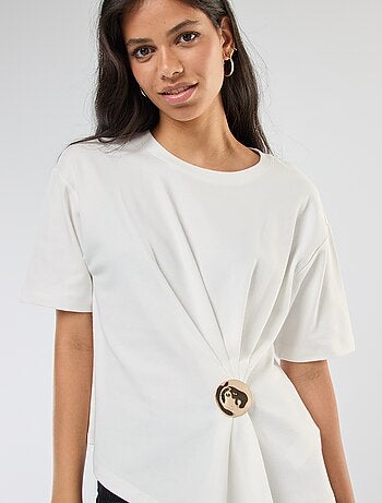 T-shirt à manches courtes avec bijou fantaisie devant effet twisté