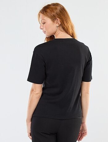 T-shirt à manches courtes avec bijou fantaisie devant effet twisté