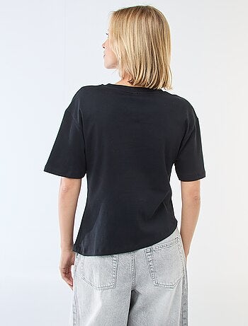 T-shirt à manches courtes avec bijou fantaisie devant effet twisté