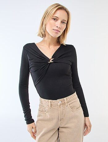 T-shirt côtelé avec bijoux fantaisie devant