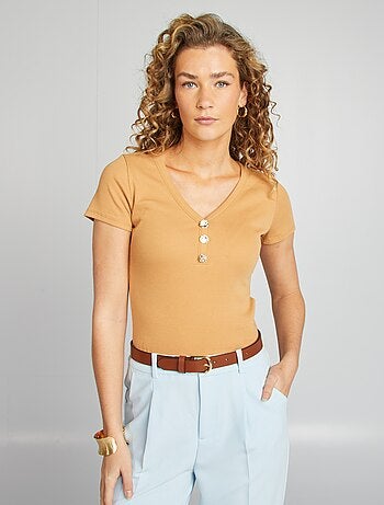 T-shirt côtelé avec boutons fantaisies