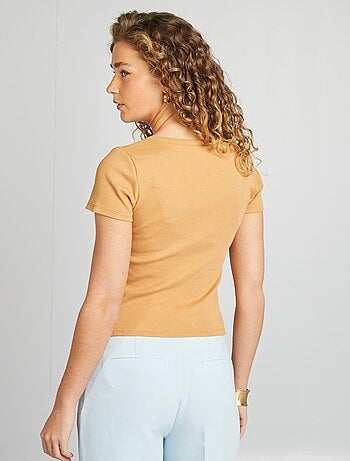 T-shirt côtelé avec boutons fantaisies