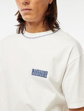 T-shirt imprimé avec broderie poitrine et imprimé au dos