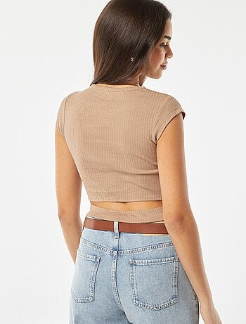 T-shirt sans manches avec ouverture dans le bas du dos