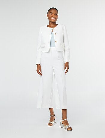 Veste tailleur coupe courte avec boutons dorés