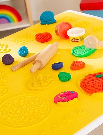 12 boites de pâte à modeler + tapis et accessoires 'roba x Play-Doh'