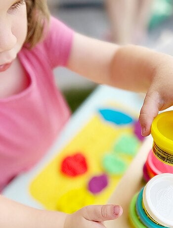 6 potjes boetseerklei + schort + speelmat en accessoires 'roba x Play-Doh'