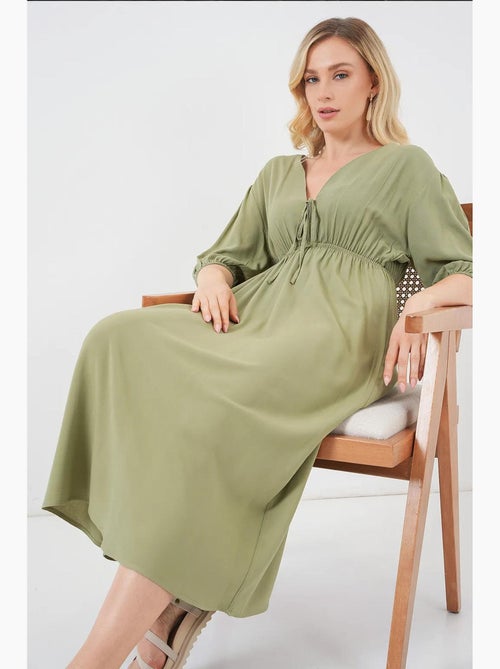 A-vormige aansluitende midi-jurk met v-hals en biesdetail bdart - Kiabi A-vormige aansluitende midi-jurk met v-hals en biesdetail bdart - Kiabi