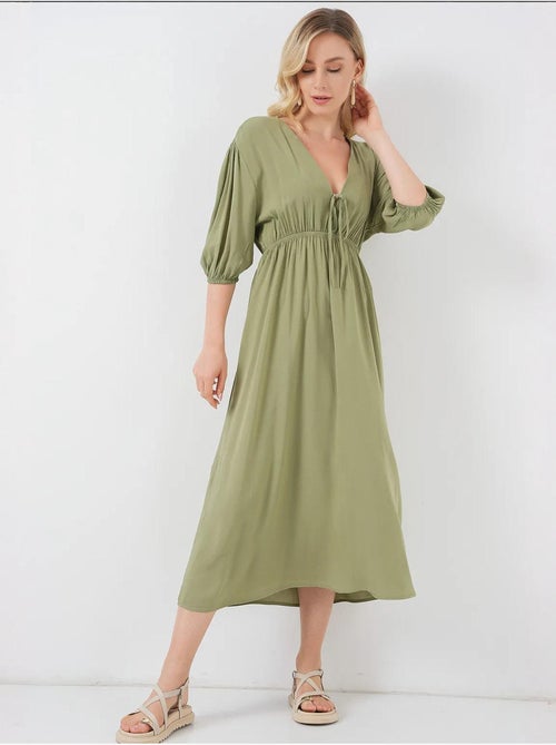A-vormige aansluitende midi-jurk met v-hals en biesdetail bdart - Kiabi A-vormige aansluitende midi-jurk met v-hals en biesdetail bdart - Kiabi