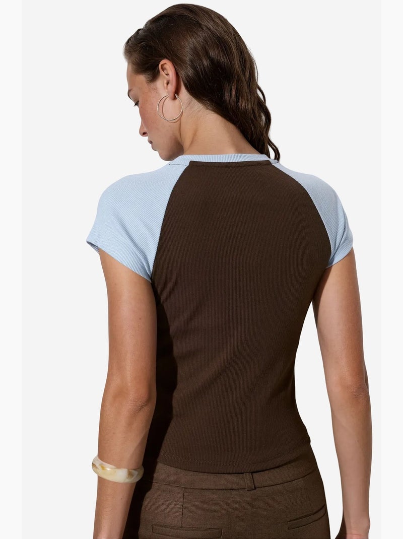 Aansluitend t-shirt met ronde hals en kleurvlakken busem Bruin - Kiabi