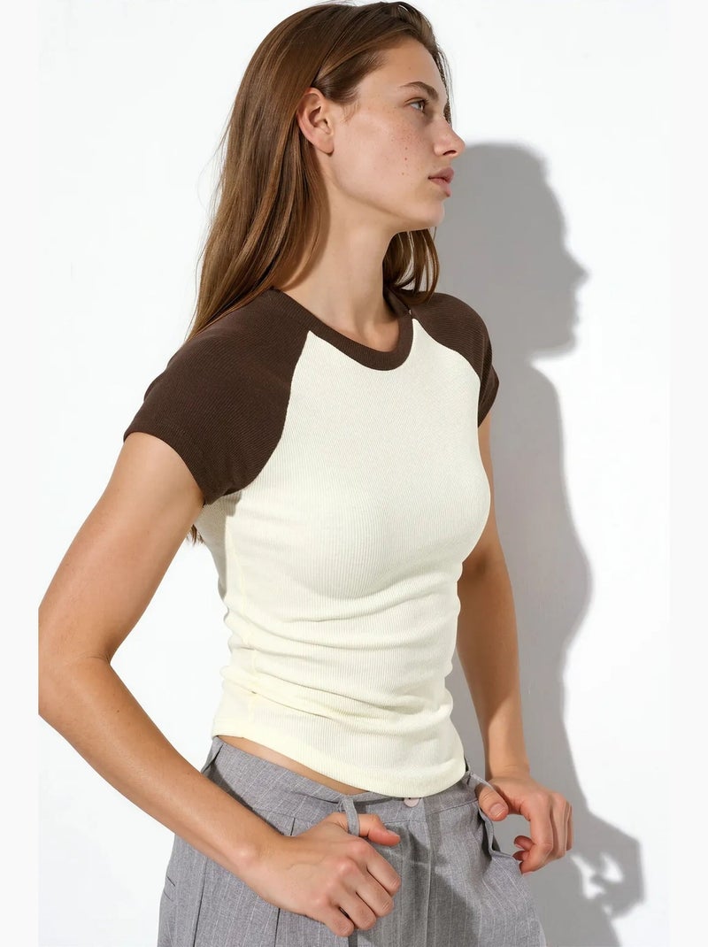 Aansluitend t-shirt met ronde hals en kleurvlakken busem Wit Zwart - Kiabi