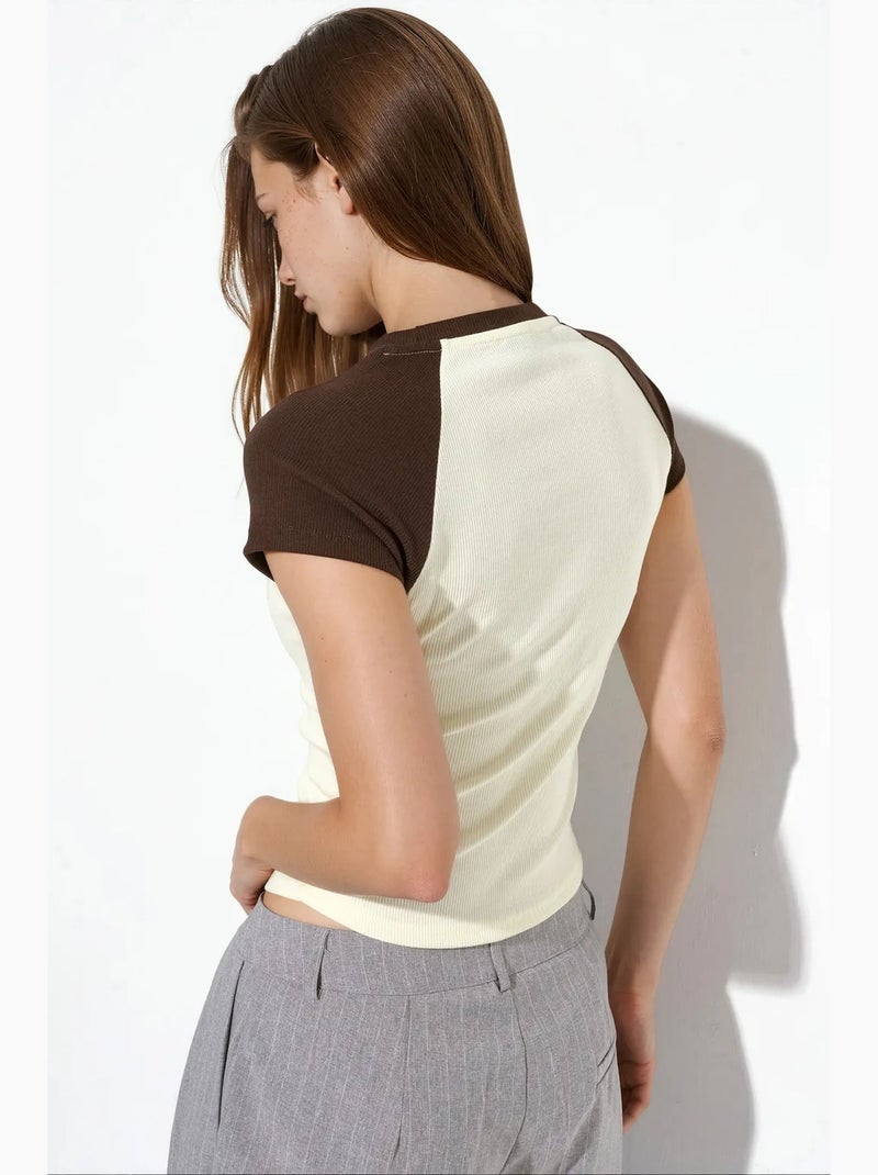 Aansluitend t-shirt met ronde hals en kleurvlakken busem Wit Zwart - Kiabi
