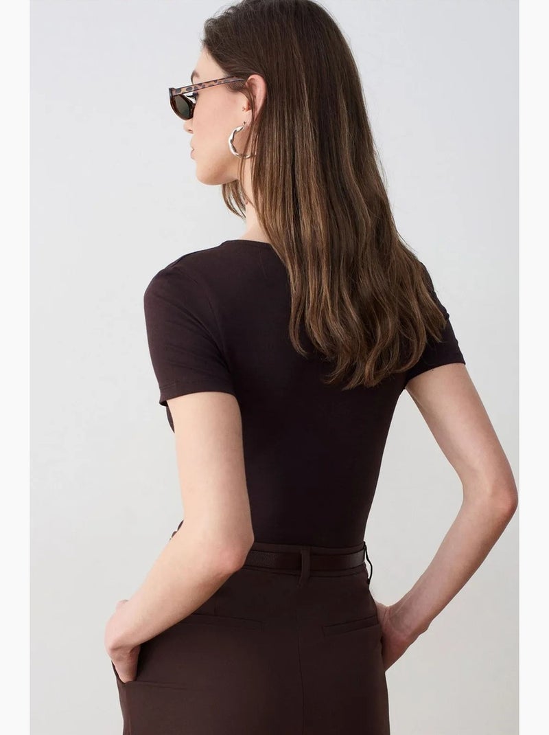 Aansluitend t-shirt met v-hals en korte mouwen dilvin Chocoladebruin - Kiabi