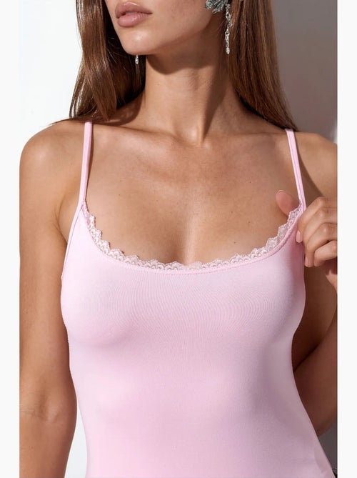 Aansluitende cropped camitop met kant busem - Kiabi Aansluitende cropped camitop met kant busem - Kiabi