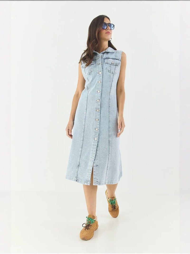 Aansluitende denim midi-jurk met knoopsluiting lucci Lichtblauw - Kiabi