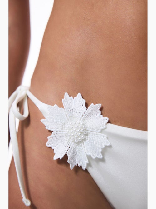 Adeline bikinibroekje met bloemaccessoire penti - Kiabi Adeline bikinibroekje met bloemaccessoire penti - Kiabi