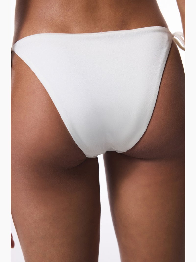 Adeline bikinibroekje met bloemaccessoire penti Wit - Kiabi