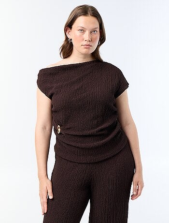 Asymmetrische top van crinkle-stof met goudkleurig sieraad