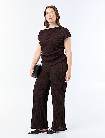 Asymmetrische top van crinkle-stof met goudkleurig sieraad
