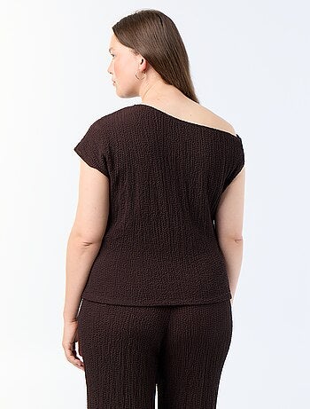 Asymmetrische top van crinkle-stof met goudkleurig sieraad