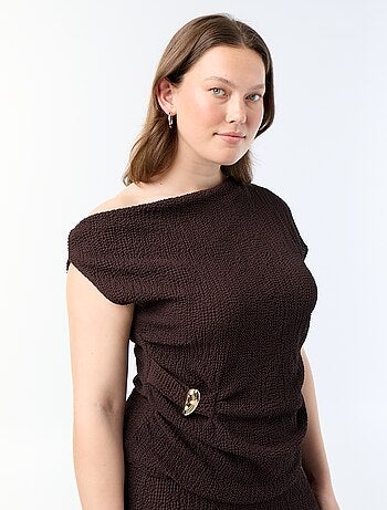 Asymmetrische top van crinkle-stof met goudkleurig sieraad