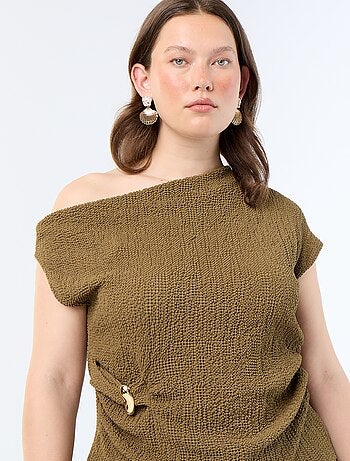 Asymmetrische top van crinkle-stof met goudkleurig sieraad
