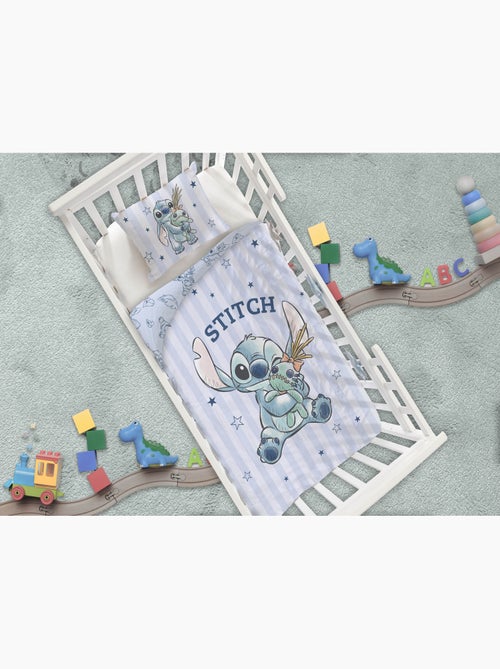 Baby Beddengoed Disney Stitch 100x140cm + Kussensloop 40x60cm – Zachte Blauwe Strepen – 100% Katoen - Kiabi Baby Beddengoed Disney Stitch 100x140cm + Kussensloop 40x60cm – Zachte Blauwe Strepen – 100% Katoen - Kiabi