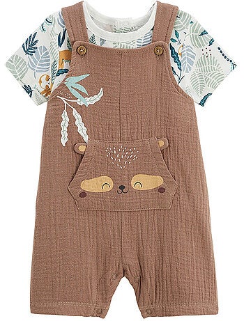 Babyoveralls set van katoenen gaas en een adventurer t-shirt.