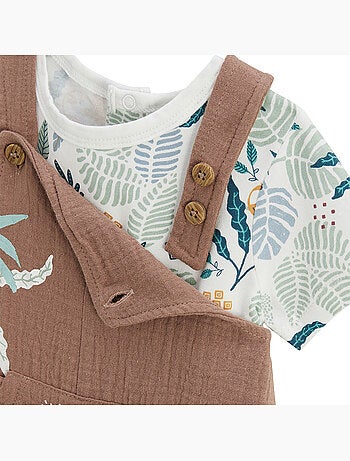 Babyoveralls set van katoenen gaas en een adventurer t-shirt.