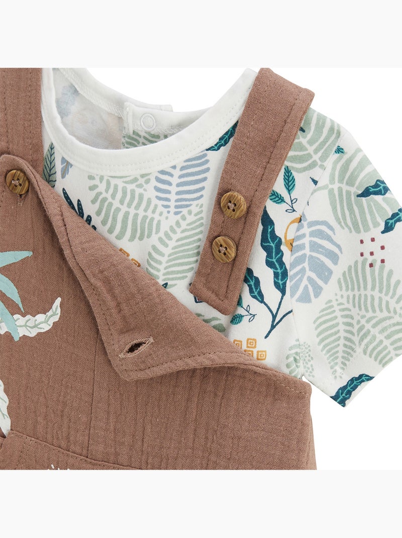 Babyoveralls set van katoenen gaas en een Adventurer T-shirt. Bruin - Kiabi