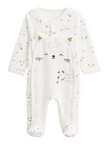 Babypyjama van fluweel met een brugsluiting. Kusjes.