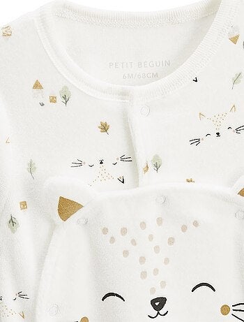 Babypyjama van fluweel met een brugsluiting. Kusjes.