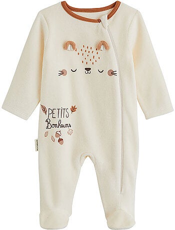 Babypyjama van karamelkleurig velours met ritssluiting.